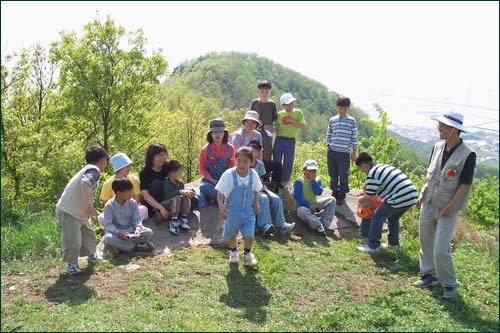 지용이의 장기자랑 엉덩이 춤. 엄마의 끼를 받은 것 같다. 분명 아빠는 아니다. 